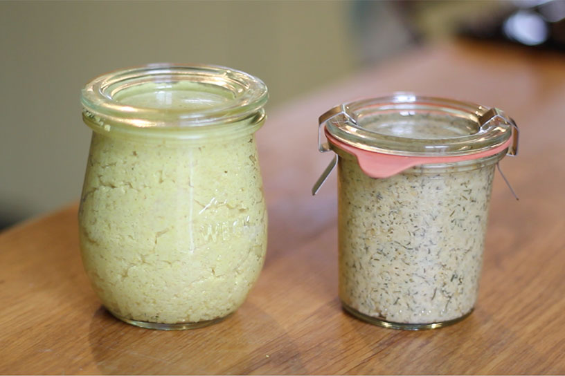 Twee potjes met zelfgemaakte mosterd